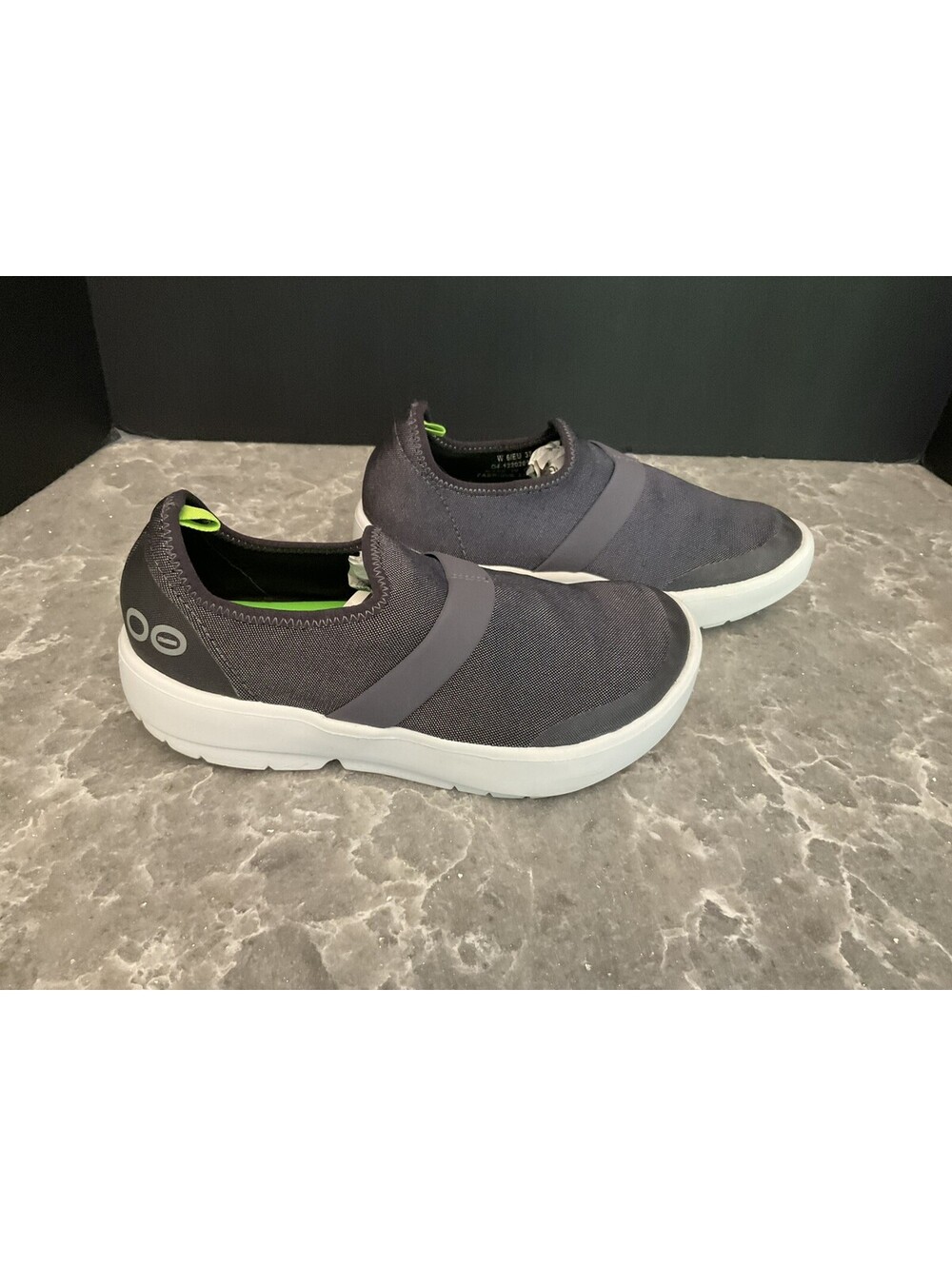 Womens OOFOS OOmg EeZee Low GreyCasual Walking Slip On Recovery Shoes. Size 6.